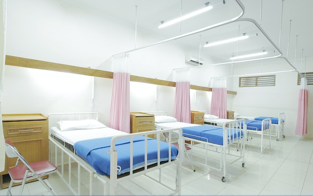 Well developed hospital rooms with beds. 